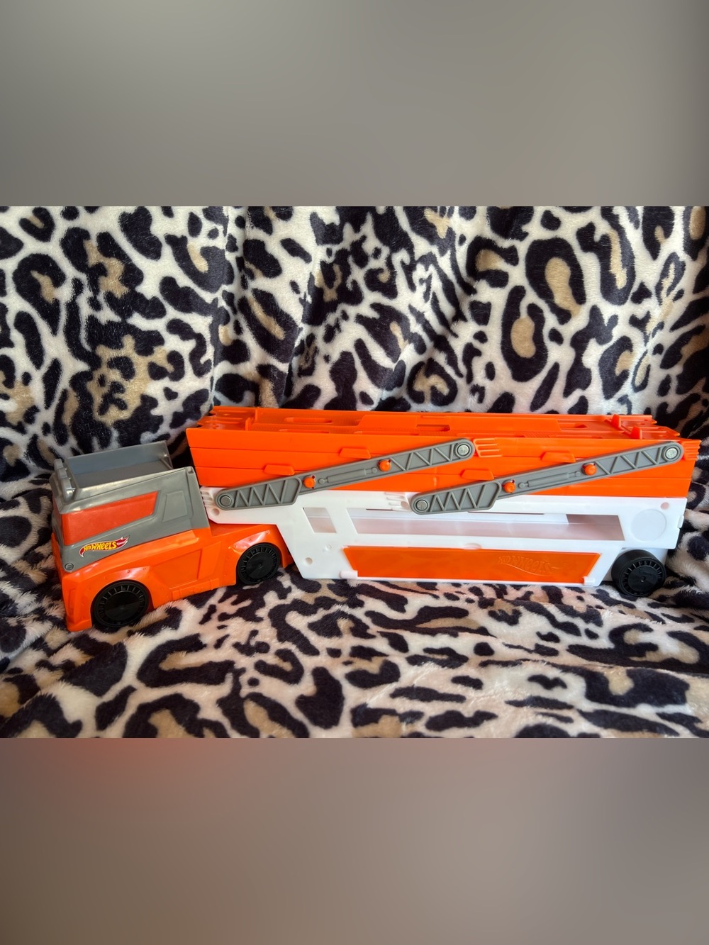 Hot Wheels Mega Hauler Truck Playset Storage for 20 Die-Cast Cars